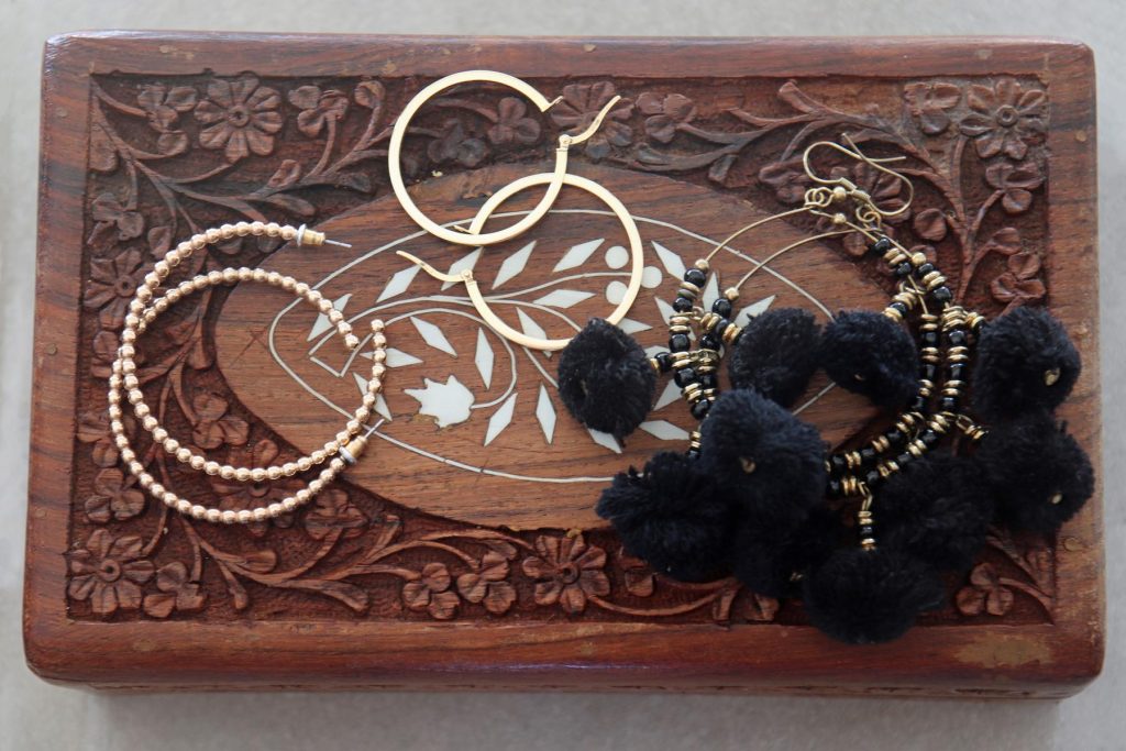 Aufräumen: Schmuckkästchen aus Holz mit Intarsien mit floralem Muster und Perlmutt, dazu drei unterschiedliche Creolen. © Copyright Bettina Katscher 2020